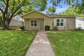 Relaxing 3BR Home, Sleeps 8, Fenced Yard for PETS - Image 2