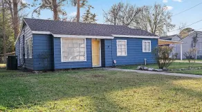 Spacious 3 bed 2 bath Home Great Location - Image 3