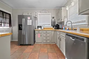 Spacious 3 bed 2 bath Home Great Location - Image 5