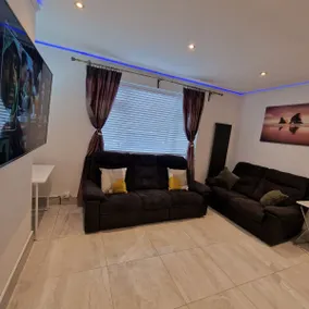 Delightful & Spacious Guest House in Farnworth Near Bolton Hospital - Image 3