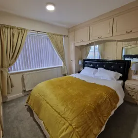 Delightful & Spacious Guest House in Farnworth Near Bolton Hospital - Image 5