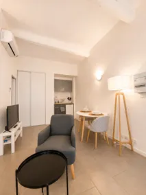Le Patio Secret • Studio overlooking a courtyard • Air-conditioned - Image 5