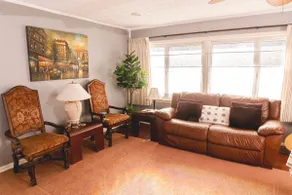 Retro King Guest Suite in a Quiet Neighborhood - Image 2