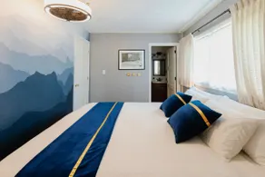 Retro King Guest Suite in a Quiet Neighborhood - Image 3
