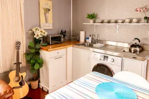 Retro King Guest Suite in a Quiet Neighborhood - Image 5