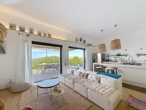 Accommodation in villa with heated swimming pool and sea view - Image 5