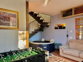 House with Jacuzzi and Foosball near the subway - Image 2