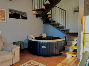 House with Jacuzzi and Foosball near the subway - Image 5