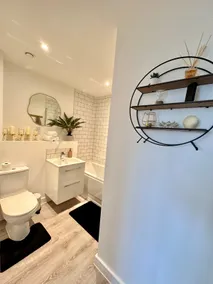 Central Derby Urban 2 Bedroom Flat - An Oasis of Elegance! Free Parking and Wifi suitable for families and professionals - Image 4