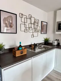 Central Derby Urban 2 Bedroom Flat - An Oasis of Elegance! Free Parking and Wifi suitable for families and professionals - Image 5