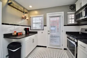 4 Bed 2.5 bath, tree lined tranquility. Sleeps 11! - Image 3