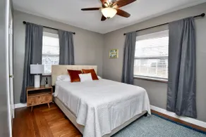 4 Bed 2.5 bath, tree lined tranquility. Sleeps 11! - Image 5
