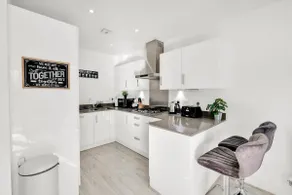 Foxherne 6BDR 3BA Serviced House with Parking - Slough By 360Stays - Image 2