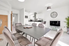 Foxherne 6BDR 3BA Serviced House with Parking - Slough By 360Stays - Image 3