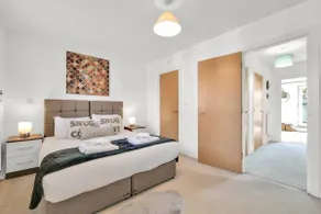 Foxherne 6BDR 3BA Serviced House with Parking - Slough By 360Stays - Image 5