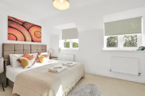 Foxherne 6BDR 3BA Serviced House with Parking - Slough By 360Stays - Image 4