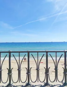 A 3-minute walk to the beach and marina - Image 3