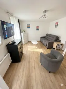 Studio with private terrace & free parking – Talence - Image 2
