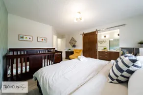 Firelight Lodge: Hot Tub, Game Room, King Ensuite - Image 5
