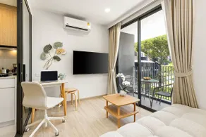 SkyPark Aurora, golf course view, car for rent - Image 5