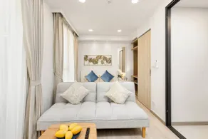 SkyPark Aurora, golf course view, car for rent - Image 4
