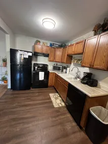 Cozy Upper Level Ranch - 55” TV & Driveway Parking - Image 5