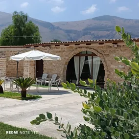 Surrounded by greenery near Simonetta airport - Image 4