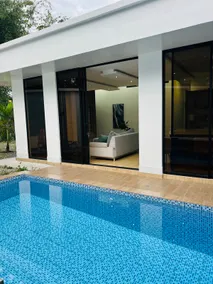 House with pool-Garage-air conditioning in living room - Image 4