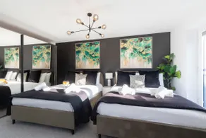 Modern 4 Bed 3 Bath Home Close to the Town Centre - Image 3