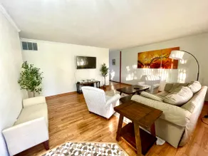 Comfy 3BR 2BA, Liv+Fam Rm, Prime, 3-Car Parking - Image 2