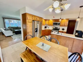Comfy 3BR 2BA, Liv+Fam Rm, Prime, 3-Car Parking - Image 5