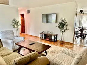 Comfy 3BR 2BA, Liv+Fam Rm, Prime, 3-Car Parking - Image 4