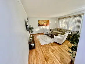Comfy 3BR 2BA, Liv+Fam Rm, Prime, 3-Car Parking - Image 3