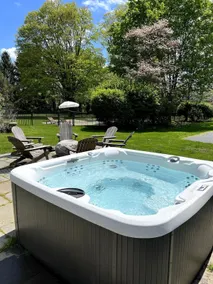 Private retreat on 12 acres w hot tub and bbq - Image 3