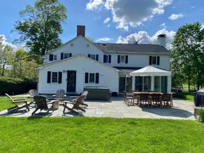 Private retreat on 12 acres w hot tub and bbq - Image 2
