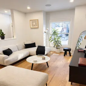 Beautiful modern 2Bdr sunny home with French decor - Image 2