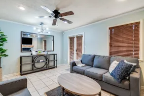 LalaLand -2 masters, King Bed, Comfort & Location! - Image 2