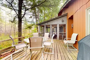 Lakeside Gem: Kayaks, Firepit & Private Dock - Image 5