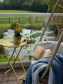 Luxury Lake Front Escape With Hot Tub - Image 4
