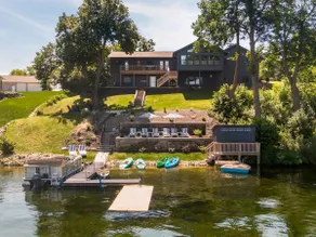 Luxury Cowdry Cottage Lake Home - Image 2