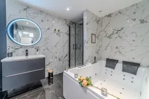 Prestige Suite with Jacuzzi & Air Conditioning - Montbrison Center - Image 2