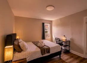 Bright 1-BR APT, Prime Location - Image 2