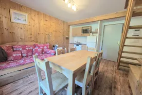 Möki chalet with pool and sauna access - Image 2