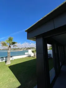 Beautiful sea view, luxurious setting. - Image 4