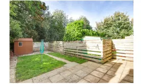 Central 2 bedroom garden flat with free parking - Image 4