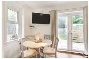 Central 2 bedroom garden flat with free parking - Image 3