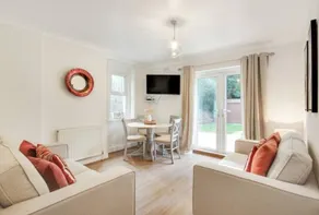 Central 2 bedroom garden flat with free parking - Image 2