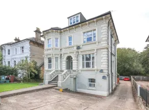 Central 2 bedroom garden flat with free parking - Image 5