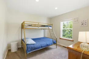 Lakeside 2 bdrm condo steps from lake next to park - Image 5