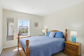Lakeside 2 bdrm condo steps from lake next to park - Image 4